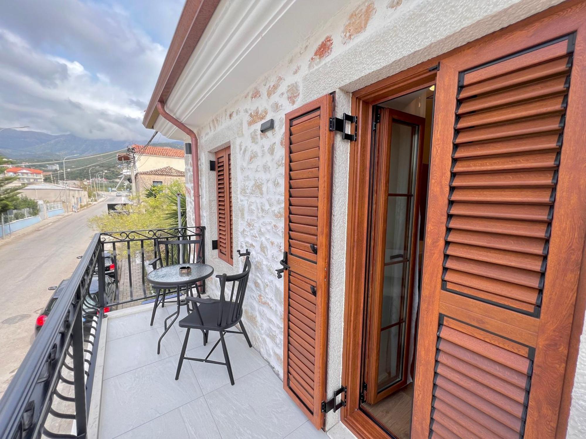 Elpis Guest House Himare Bagian luar foto