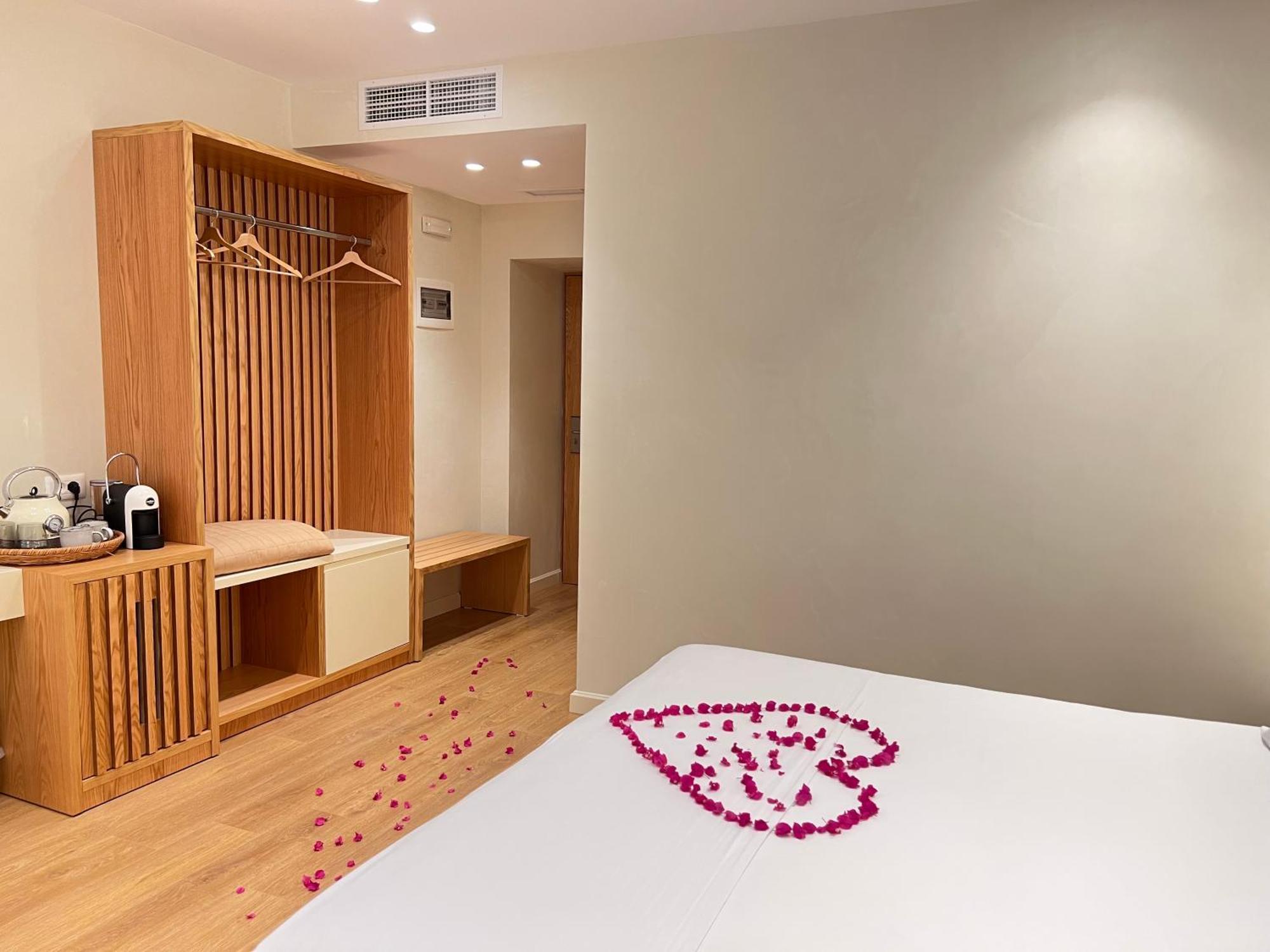 Elpis Guest House Himare Bagian luar foto