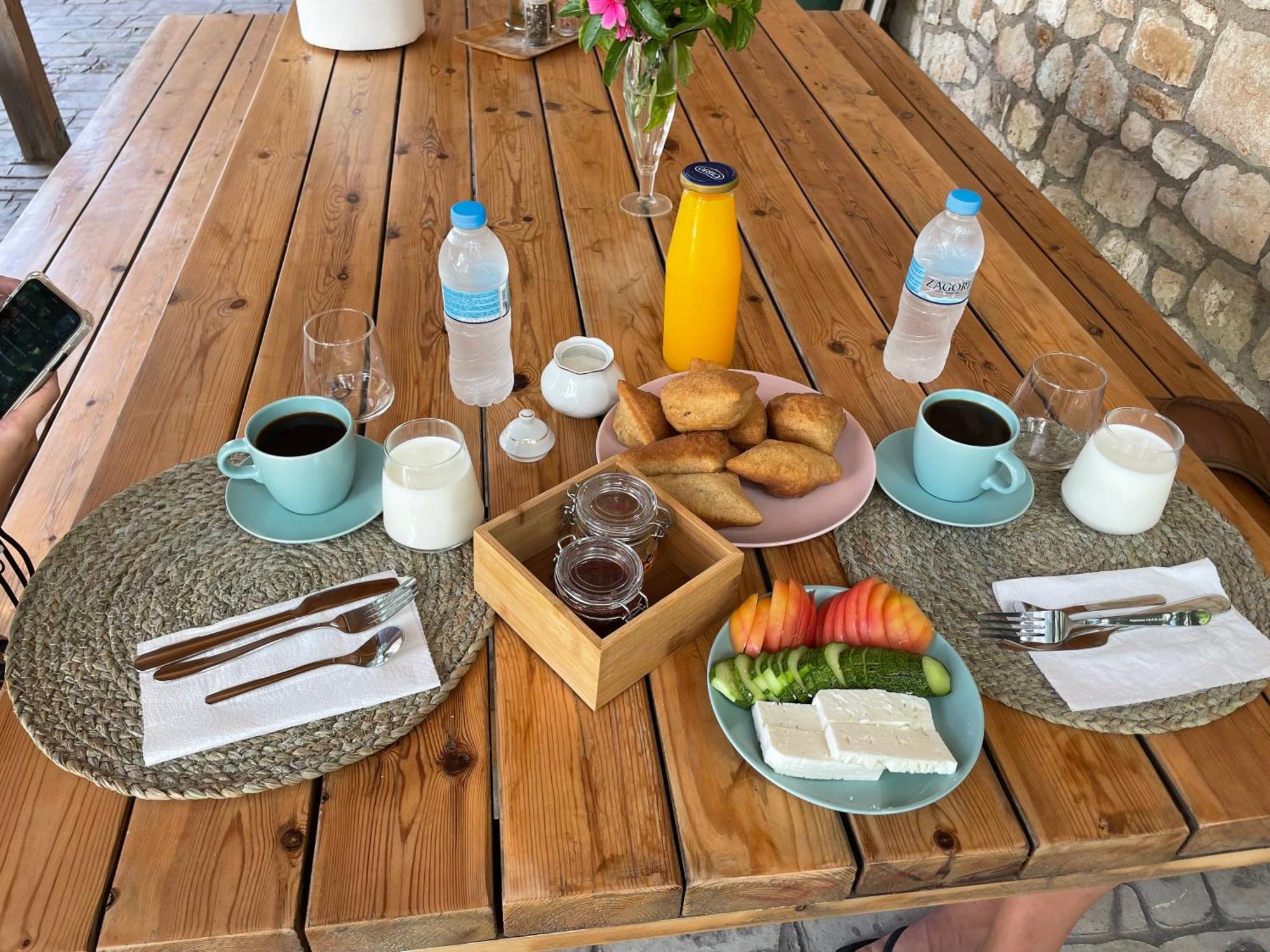Elpis Guest House Himare Bagian luar foto