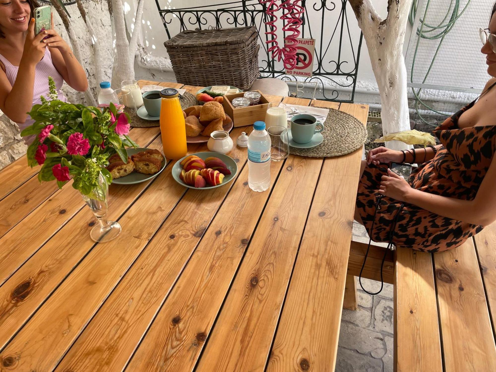 Elpis Guest House Himare Bagian luar foto