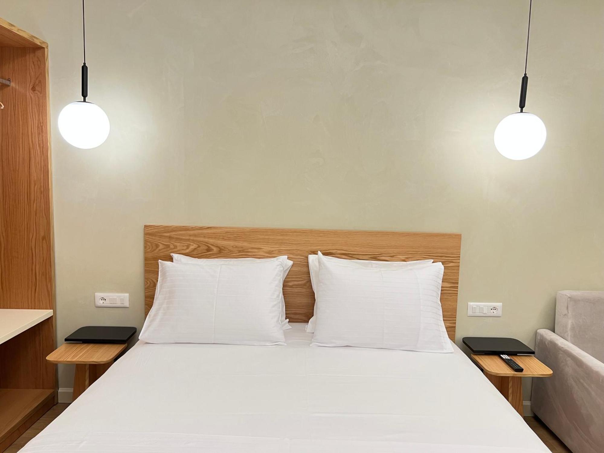 Elpis Guest House Himare Bagian luar foto
