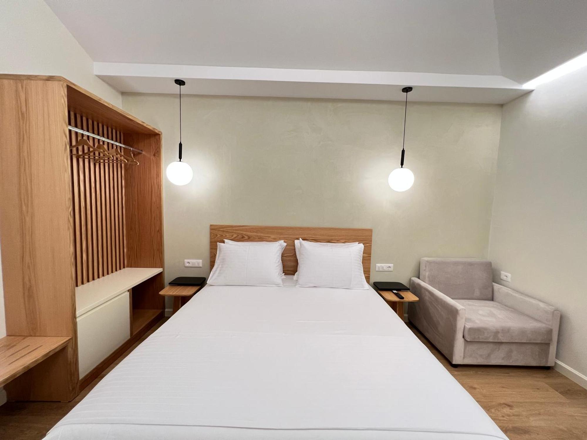 Elpis Guest House Himare Bagian luar foto