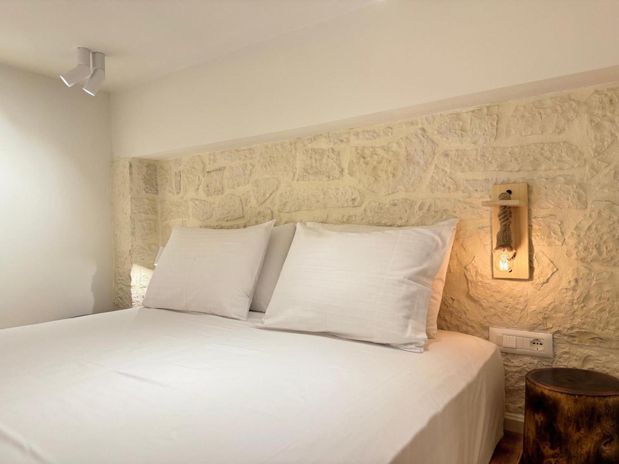 Elpis Guest House Himare Bagian luar foto